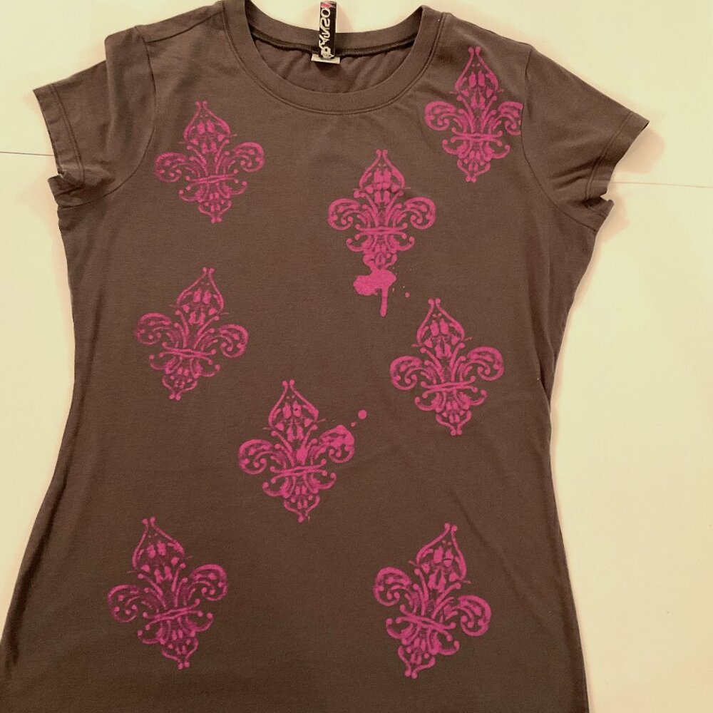 Fleur De Lis Graphic Tee - Size XL - Grey/Purple - Bust 19' Length 25.5